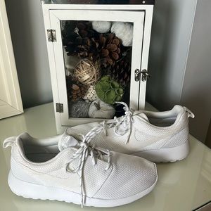 Women’s Nike Roshe ‘Triple White’ Size 8 💗✨
